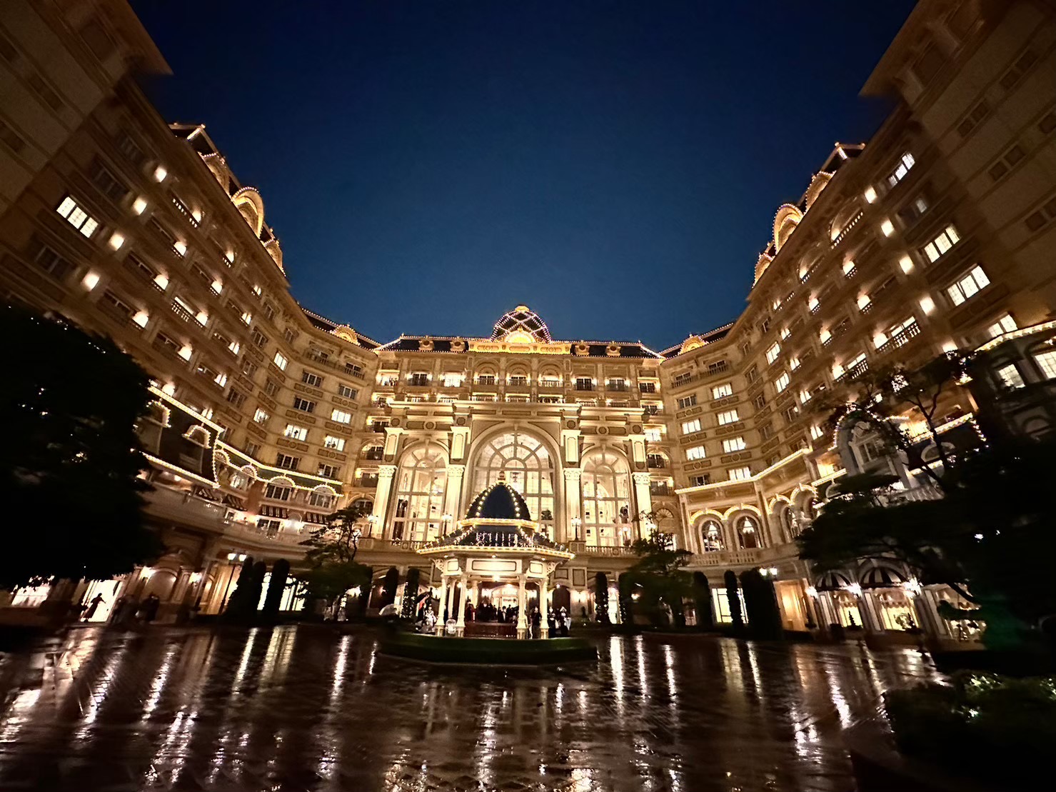 夜にライトアップされた、ディズニーランドホテルの壮麗な建物正面。