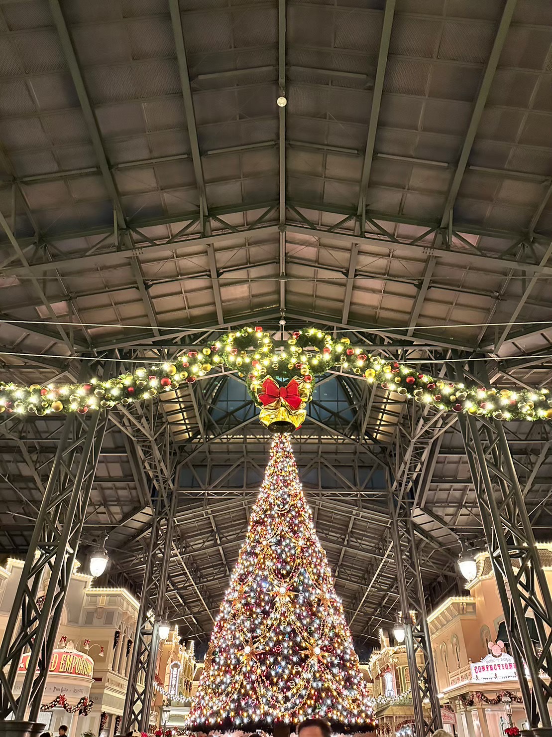 東京ディズニーランドのワールドバザールに飾られた大きなクリスマスツリーと屋根の装飾。