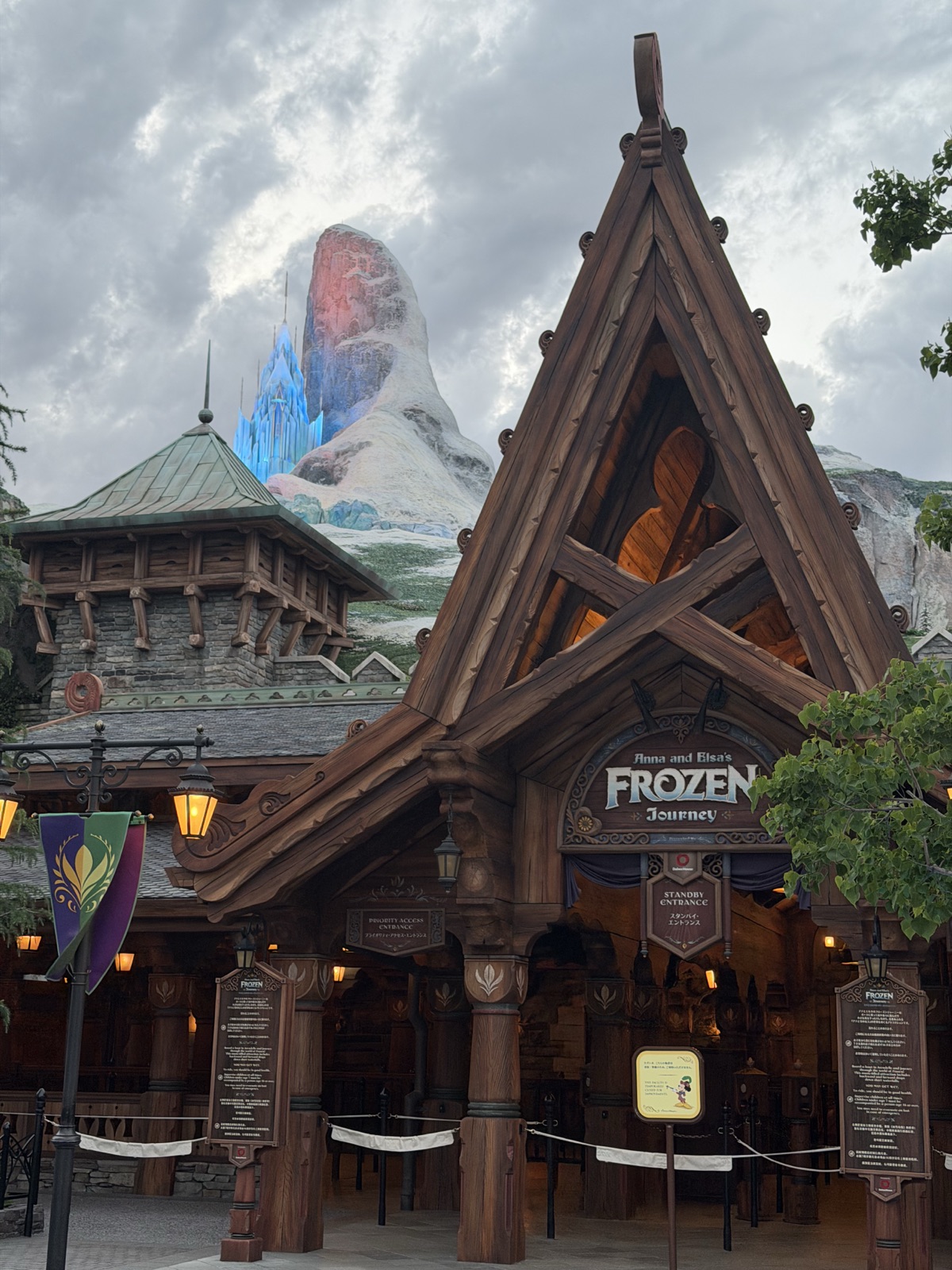 東京ディズニーシーのアナとエルサのフローズンジャーニーの建物外観