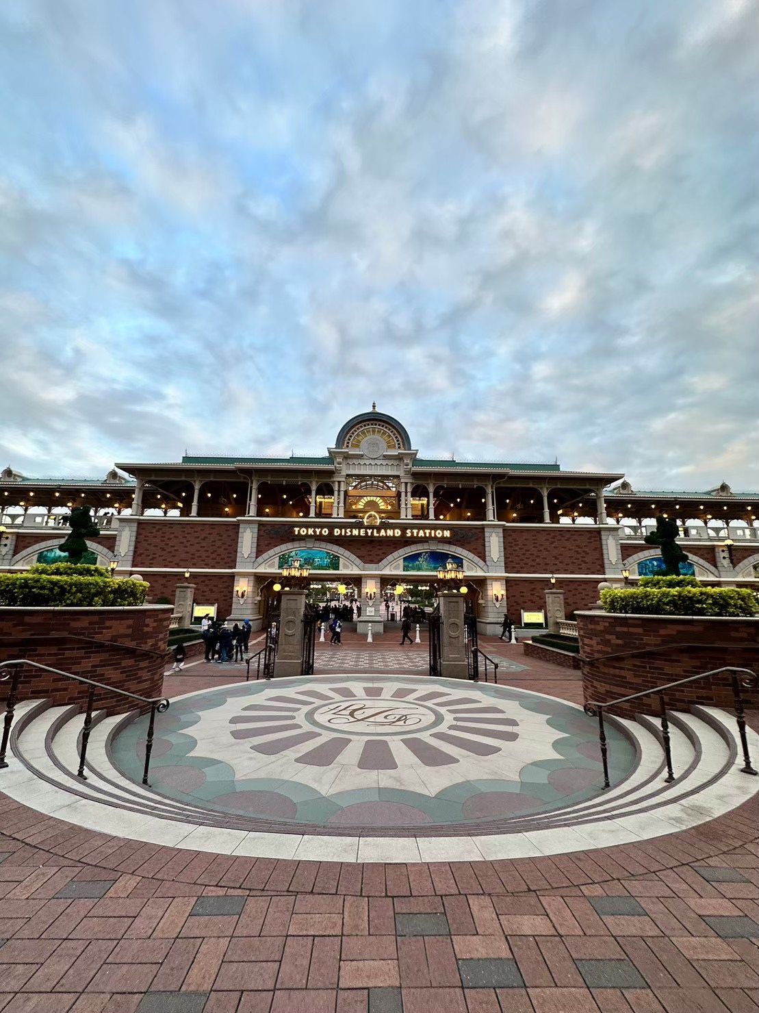 広角で撮った青空と東京ディズニーランド・ステーション前広場